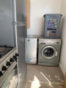 een keuken met een koelkast en een wasmachine bij Hostel The Endless House Anchor point in Taghazout