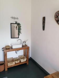 łazienka z umywalką i lustrem na półce w obiekcie Hakuna Woga Inn w mieście Arusza