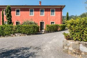 uma casa com uma entrada em frente em Tenuta Guinigi Antico Borgo di Matraia - Exclusive Holidays apartments & Pool em Lucca
