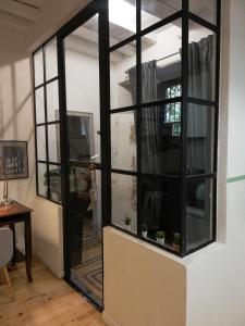 una grande finestra in una stanza con tavolo di Apartments Campo de Fiori a Roma