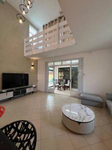 Μια τηλεόραση ή/και κέντρο ψυχαγωγίας στο Five Bedrooms Spanish Villa With Pool +21 φωτογραφίες