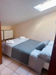 ein Schlafzimmer mit einem großen Bett mit blauer Bettwäsche in der Unterkunft Above The Sky - Flying Apartment in San Marino