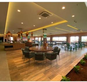 a restaurant with a table and chairs in a room at HotBeachSuites Lazer e Diversão in Olímpia