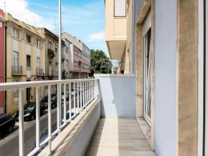 einen Balkon mit Blick auf einen Parkplatz in der Unterkunft Olaias Lisbon 2bed near Metro in Lissabon