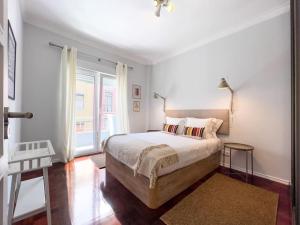 um quarto branco com uma cama grande e uma janela em Olaias Lisbon 2bed near Metro em Lisboa