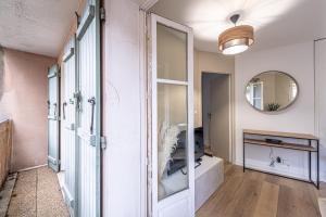 een woonkamer met een spiegel en een hal bij Cosy Corner Disney in Bailly-Romainvilliers
