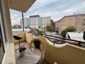 エレバンにあるYerevan's Heartの建物の景色を望むバルコニー(テーブル付)