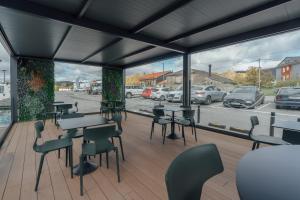 ein Restaurant mit Tischen und Stühlen auf einem Balkon in der Unterkunft Hotel Restaurante Cazador in Pereiro