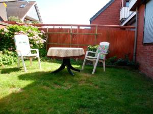 dos sillas y una mesa en un patio en Haus Hopp - Bungalow, en Dahme