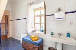 baño con lavabo y aseo y ventana en Monte Frio Alpacas en Nariz