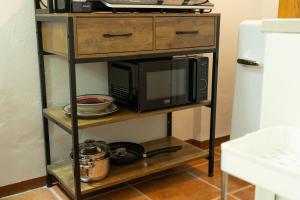 un microondas en un estante junto a una nevera en Lilliput Apartment by Wonderful Italy, en Bellagio