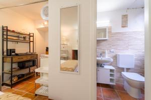 ein Badezimmer mit einem weißen WC und einem Waschbecken in der Unterkunft Lilliput Apartment by Wonderful Italy in Bellagio