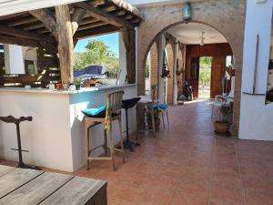 an outdoor kitchen with an archway and a table and chairs at Casa Nuestro Sueño in Oria