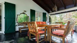comedor con mesa de madera y sillas en Italianway - Villa Visconta, en Briosco