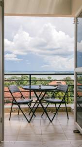 - Balcón con vistas, mesa y 2 sillas en Banana Bayou, en Kampala