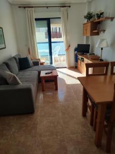 sala de estar con sofá y mesa en Playa Marina Phase II, en Cabo Roig