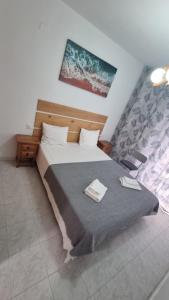 1 dormitorio con 1 cama con 2 toallas en Marina Apartments - Valentin, en Santa Pola