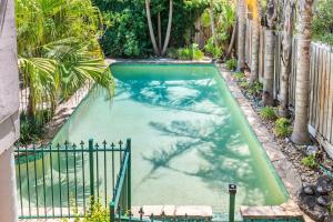 ein Pool in einem Garten mit einem Zaun in der Unterkunft Hampton Vintage Soul with Pool in Melbourne