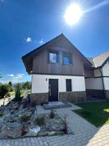 ein Haus mit der Sonne am Himmel in der Unterkunft Domek na szlaku in Szklarska Poręba