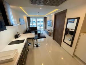a room with a kitchen and a living room at Large Deluxe Condo 5 Grand Avenue Central Pattaya in Pattaya Central