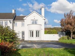 una grande casa bianca con un vialetto d'accesso di 1 An tSean Scoil, Clifden a Clifden