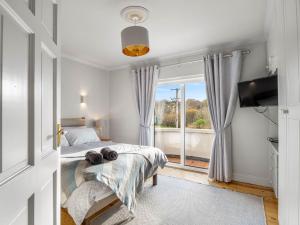 una camera da letto con un letto e una finestra di 1 An tSean Scoil, Clifden a Clifden