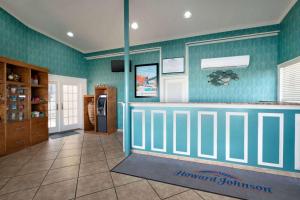 una cucina con pareti blu e bancone in camera di Howard Johnson by Wyndham Ocean City Oceanfront a Ocean City
