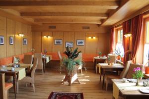 A seating area at Seepension Neubacher KG