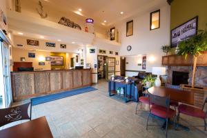 un restaurant avec un bar et une salle d'attente dans l'établissement Super 8 by Wyndham Amherst NS, à Amherst