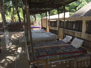 OuoranKeur des pecheurs chez ivan的一个带两张床的门廊