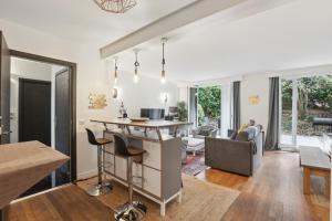 Φωτογραφία από το άλμπουμ του Chic and spacious apartement with piano and terrace σε Le Chesnay