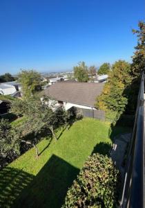 una vista aérea de un patio con árboles y una casa en Gartenparadies Apartment in Urbar, en Urbar