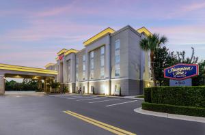 una rappresentazione di un hotel con parcheggio di Hampton Inn Titusville/I-95 Kennedy Space Center a Titusville