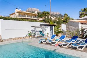 basen z krzesłami i domkiem w obiekcie Villa Salada - PlusHolidays w mieście Calpe