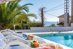 basen z białymi krzesłami i basen w obiekcie Villa Salada - PlusHolidays w mieście Calpe