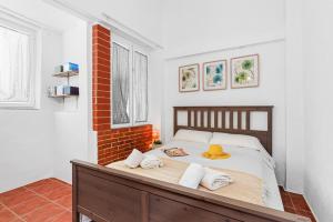 sypialnia z łóżkiem z kapeluszem w obiekcie Villa Salada - PlusHolidays w mieście Calpe +28 zdjęć