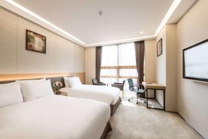 Gloucester Hotel Incheon的电视和/或娱乐中心