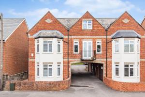 a large brick building with a driveway in front at Fantastic 2 Bedroom, 2 Bathroom Apartment Oxford in Oxford
