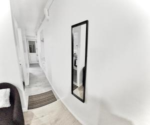 einen Flur mit einem Spiegel an der Wand in der Unterkunft Aroluchi Ville - Cosy Studio 