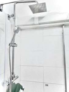 a shower with a shower head in a bathroom at Stylish 2-Guest Studio with Netflix, Prime - FREE WIFI & FREE PARKING - Aroluchi Ville in Ecclesfield +12 photos