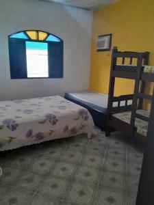 Un pat sau paturi într-o cameră la Itanhaem - Casa com Piscina