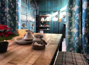 a wooden table with a tea kettle on top of it at El Cuartel del Rio Dulce in Mandayona