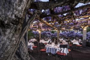 Swiss Historic & Garten Hotel Villa Carona tesisinde bir restoran veya yemek mekanı