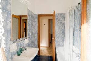 een badkamer met een wastafel, een bad en een toilet bij La Serena di Bordighera Vintage Flat in Bordighera +18 foto's