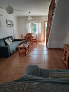 sala de estar con sofá y mesa en Aldeas De Aguamarina Phase I, en Cabo Roig