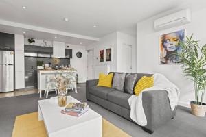 Гостиная зона в Ink Echelon Escape