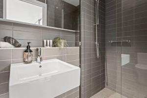 Ванная комната в Ink Echelon Escape +13 фотографий