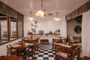 um restaurante com mesas e cadeiras de madeira e um piso em xadrez em The Experience Resort-Lake Facing em Udaipur