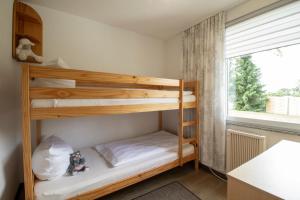 2 Etagenbetten in einem Zimmer mit Fenster in der Unterkunft Usedomer Bungalows in Korswandt