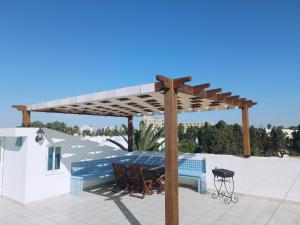 Superbe étage de villa vue sur mer的阳台或露台